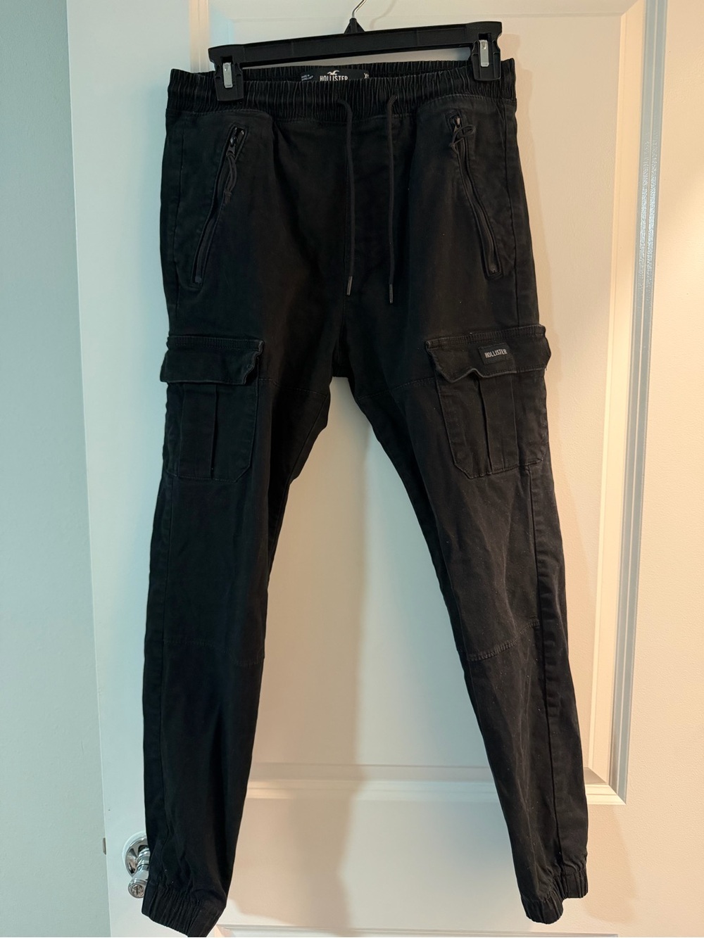 Hollister Teen Boy Black Cargo Joggers with Zip Pockets